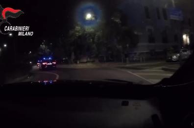 Dalla Puglia (grazie alle telecamere) scopre i ladri in casa a Milano: l'arresto in diretta dei carabinieri