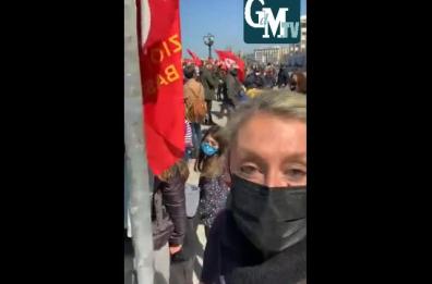 Bari, protesta genitori e bambini sul lungomare: «Si torni a scuola»
