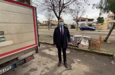 Taranto, rimosso il frigo lanciato il giorno di Capodanno