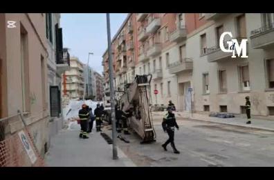 Bari, gli sfollati di via Robertis entrano in casa dopo il crollo della palazzina: «Recuperiamo l'essenziale, ma siamo fortunati»
