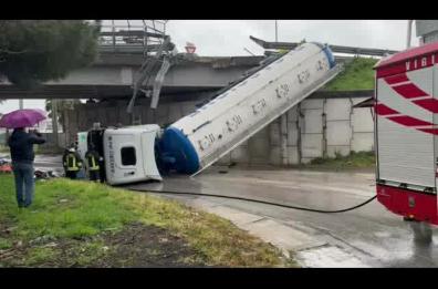 Autocisterna sfonda guardrail e vola giù dal cavalcavia: paura a Brindisi