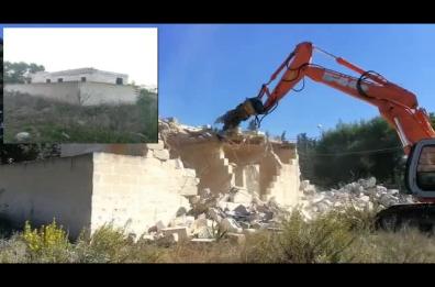 Porto Cesareo, la ruspa demolisce l'immobile abusivo. IL VIDEO