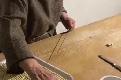 Specchia, nel presepe vivente si fanno le orecchiette a mano 