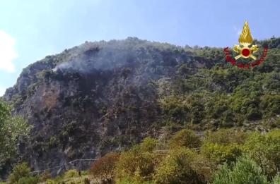Potenza, a fuoco bosco e vegetazione: interviene canadair 