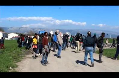 A fuoco il ghetto, due morti. Ruspe per le baracche e sgombero