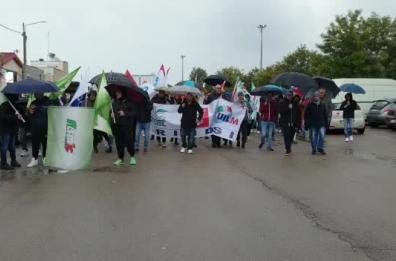 Brindisi, il corteo dei 151 dipendenti Dema a un passo dal licenziamento