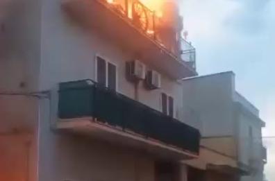 Cassano, fratello e sorella 30enni morti nel rogo dell'appartamento: si tratta di suicidio. La lettera ai genitori: «Pregate per noi»