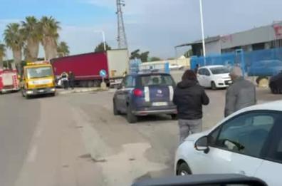 Brindisi, scontro tra un'auto e un tir in via Fermi: travolto anche un palo dell'illuminazione pubblica