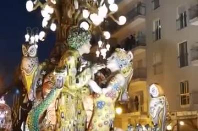 Putignano, sfila il carro anti omofobia: il bacio rivisto in chiave omosessuale - VIDEO