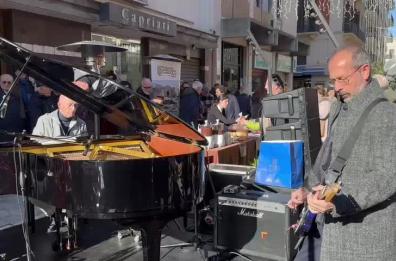 Bari, no-stop musicale per la solidarietà: il viceministro Sisto al piano e il dg del Policlinico Sanguedolce alla chitarra