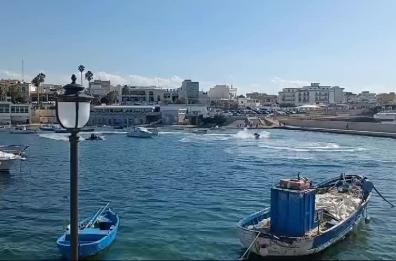 Bari, la folle corsa delle moto d'acqua nel porto di Torre a Mare