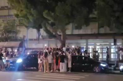 Bari, alla viglia della maturità gli studenti cantano Notte prima degli esami
