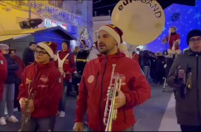 A Candela, nel Foggiano, è già Natale: la festa tra musica e divertimenti