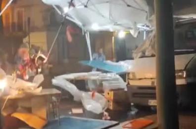 Modugno, forte vento e pioggia: distrutte le bancarelle degli ambulanti durante la festa patronale