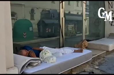 Bari: benvenuti a corso Italia, dormitorio a cielo aperto per i clochard IL VIDEO