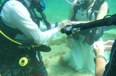 Taranto, Mirko e Roberta sposi sott'acqua: celebrato matrimonio subacqueo