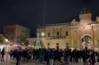 Lecce, tensione in piazza Italia durante la manifestazione per le vittime di Acca Larentia. Polizia evita gli scontri tra manifestanti