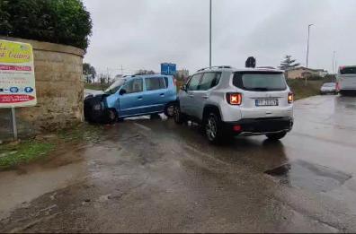 Jeep contro utilitaria che va a sbattere al muro: incidente a Miggiano, grave una donna