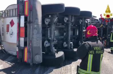 Lecce, si ribalta autocisterna: chiusa statale 101 in direzione Gallipoli