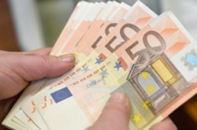 Taranto, «Tuo figlio supererà il concorso» e le spilla 25mila euro 
