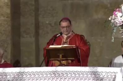 Brindisi, fedeli disturbano il rito della festa patronale: il vescovo rifiuta di fare l'omelia