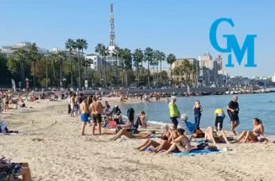 Tutti al mare a Pane e pomodoro, i baresi festeggiano così Ognissanti 