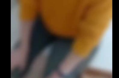 Brindisi, maestra strattona un bimbo: la mamma la affronta in un video