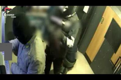 Assalti a bancomat in tutta Italia: 8 arresti a Foggia. Almeno 17 colpi, bottino di 290mila euro