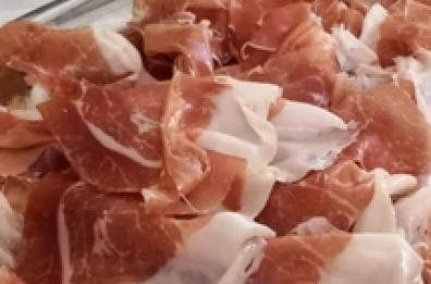 Foggia, vendevano in casa prosciutti e generi alimentari: 3 denunciati 
