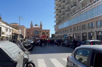 Bari, giovani in corteo per il 25 aprile: cori e striscioni contro Israele, i giornali e il Pd
