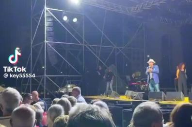 Al Bano show a Carbonia in Sardegna: signora sviene tra il pubblico e lui la «sveglia» cantando