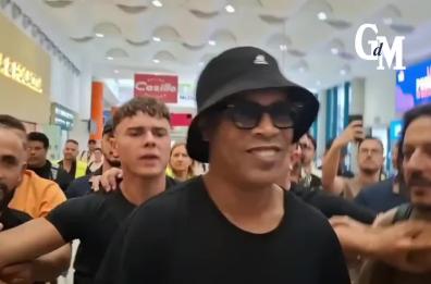 Ronaldinho è atterrato a Bari: cresce l’attesa per il «Jogo dos Famosos» allo stadio «Puttilli» VIDEO