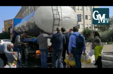 Matera, gente in fila per strada
per prendere acqua dalle autobotti