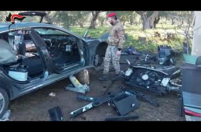 Minervino Murge, sorpresi dai cc mentre smontano un'auto rubata poche ore prima: 2 arresti