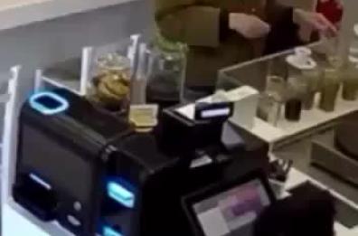 Bari, entra da Stacco per un caff&egrave; e ruba le mance dei dipendenti: &laquo;Vergogna&raquo; VIDEO