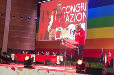 Rimini, Landini confermato segretario chiude il congresso Cgil: «Distanze da Meloni, pronti anche allo sciopero»