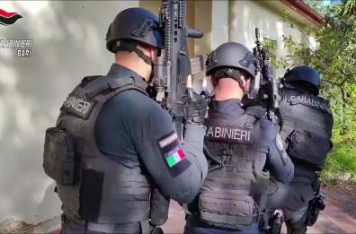 Bari, maxi blitz dei carabinieri allo Showville: ma &egrave; un'esercitazione. Lo spettacolare finto inseguimento VIDEO