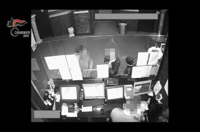 Modugno, perdono alle slot e rapinano la sala scommesse: 6 arresti