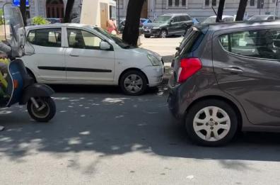 Bari, quando il caldo chiama, la doccia (nella fontana di corso Cavour) risponde