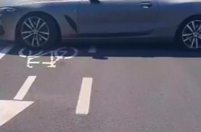 Bari, rubano un'auto di lusso in pochi secondi in via Zippitelli