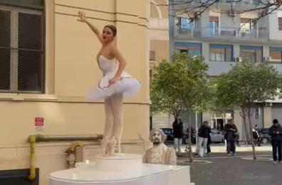 Bari, una ballerina e un musicista al piano per allietare  il Natale