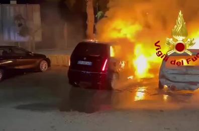 Notte di fuoco in Salento, cinque auto carbonizzate a Galatone e Lecce VIDEO