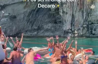 «Sei in Grecia con Decaro»: l'incontro in mare con i concittadini, e parte «Bari unico amore»