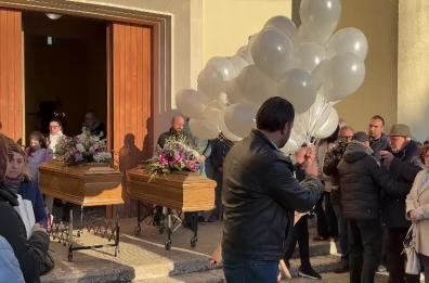 Duplice omicidio a Serranova, l'abbraccio della città ai funerali dei coniugi Calò