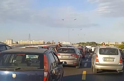 Bari, tir perde blocchi di cemento: tangenziale bloccata in direzione Sud, traffico in tilt