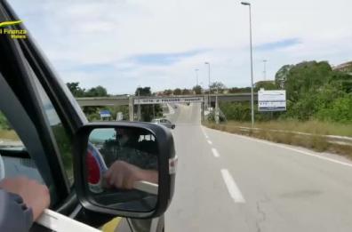 Policoro, cerca di forzare un posto di blocco: in auto 20 chili di droga