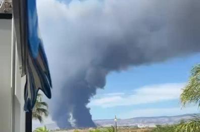 Incendio all’Oasi Lago Salso: il video delle fiamme vicino alle case e alla Rsa