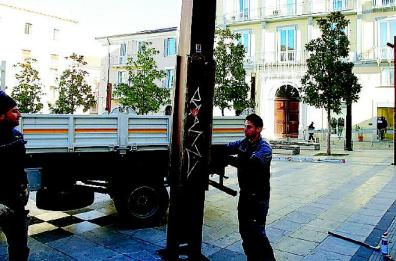 Capodanno in piazza 
saltano i pali di Gae Aulenti