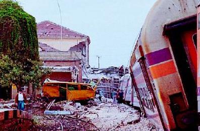 Stazione distrutta dal treno 
Il giorno per non dimenticare