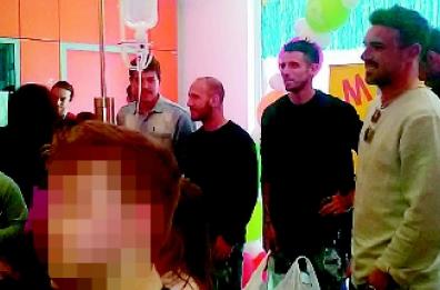 Doni ai piccoli malati
 con i calciatori del Bari